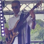 PROFESSEUR DE BASSE POUR DÉBUTANT, INTERMÉDIAIRE ET AVANCÉ.